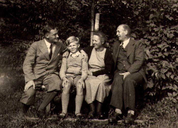 Rudolf Hradil mit den Eltern und einem Freund der Eltern, Garten Morzg, um 1940